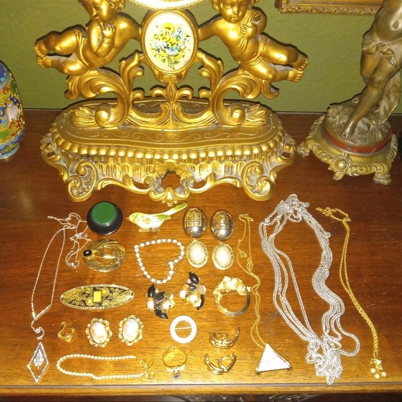 4 LBs vintage Costume GOLD & SILVER Jewelry Lot~ Signed & Unsigned All Wearable - Picture 1 of 8